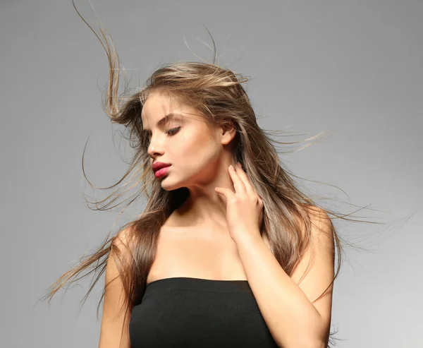 Mulher jovem com cabelo saudável — Fotografia de Stock