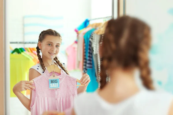 Güzel Kız Ayna Yakınındaki Giysiler Seçmek — Stok fotoğraf