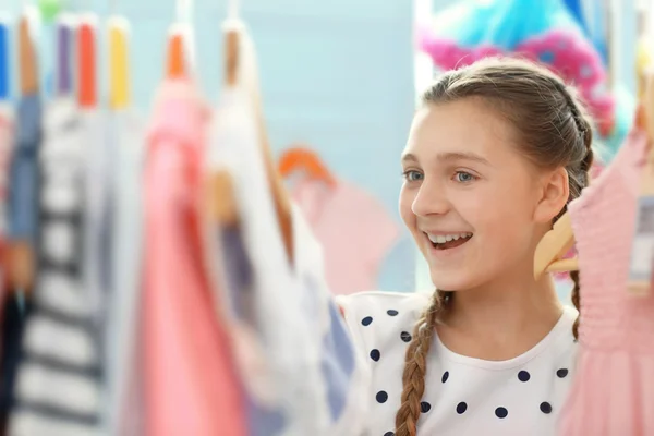 Mooi Meisje Het Kiezen Van Kleding — Stockfoto