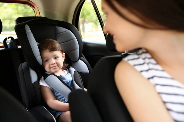 Мать и ребенок в машине — стоковое фото