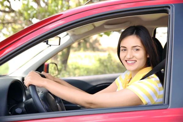 Kvinnan fastspänd med säkerhetsbälte i bil — Stockfoto
