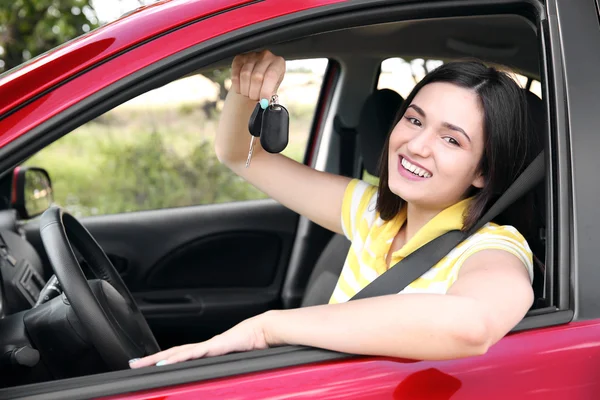 Mujer sosteniendo llave en el coche —  Fotos de Stock