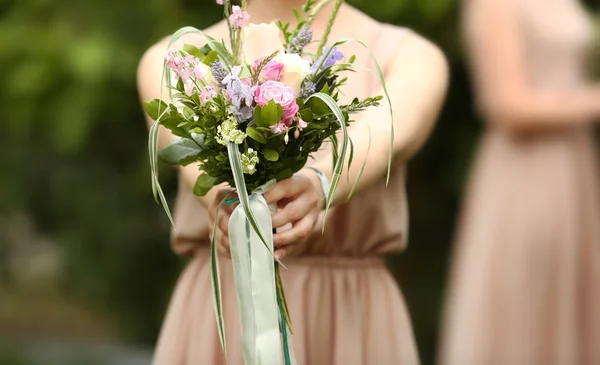 Прекрасная подружка невесты с букетом — стоковое фото