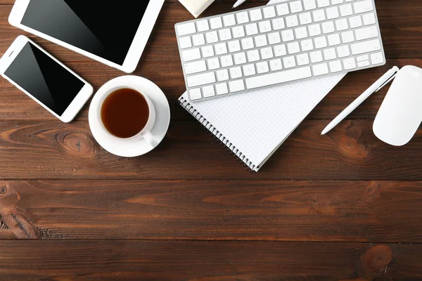 Lieu de travail moderne avec tasse de thé, vue sur le dessus — Photo