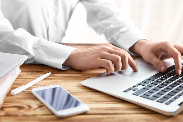 Homme travaillant sur ordinateur au bureau en bois — Photo