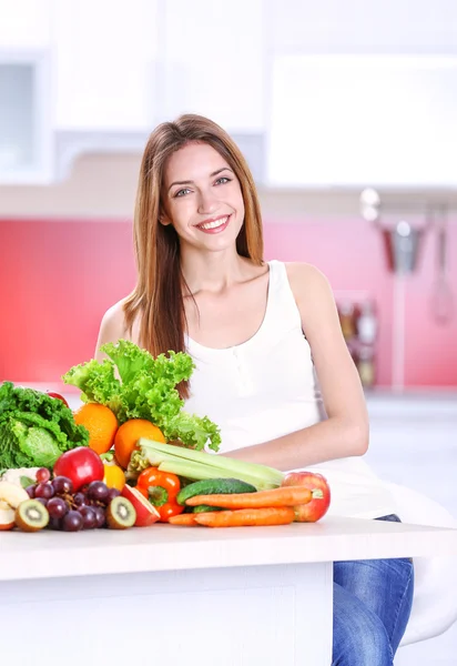 Vrouw met verse groenten en fruit — Stockfoto