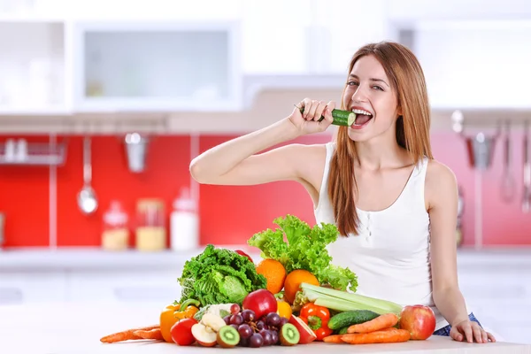 Frau isst Gurke — Stockfoto