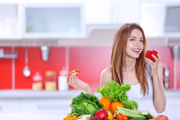 Frau hat die Wahl zwischen Croissant — Stockfoto