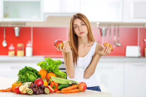 Mujer eligiendo entre croissant —  Fotos de Stock