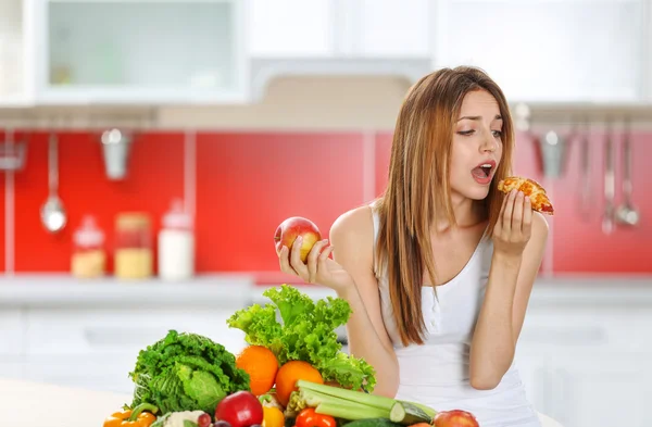 Vrouw kiezen tussen croissant — Stockfoto