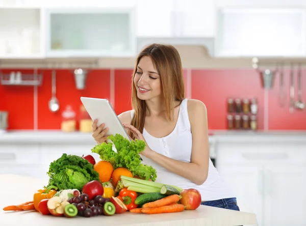 Woman with tablet and healthy food — Stock Photo, Image