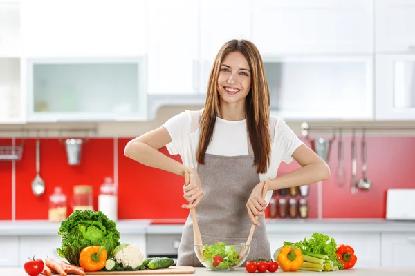 Mujer cocinando comida saludable —  Fotos de Stock