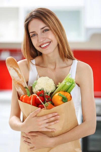 Mujer sosteniendo bolsa de comida —  Fotos de Stock