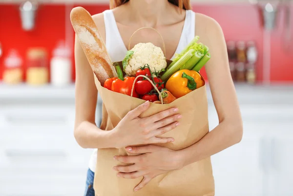 Mulher segurando saco de comida — Fotografia de Stock