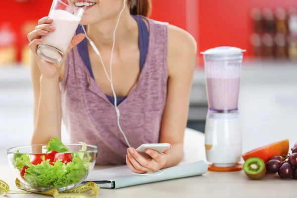 Mujer bebiendo un cóctel saludable — Foto de Stock