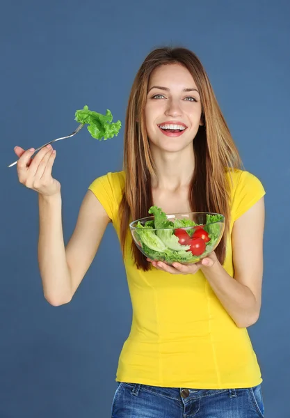 Жінка з тарілкою салату — стокове фото