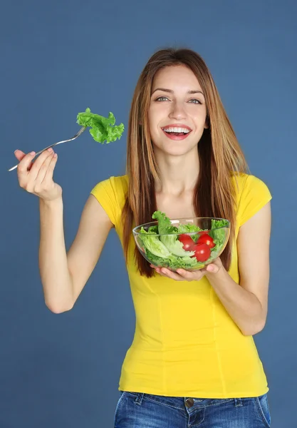 Kvinna med skål med sallad — Stockfoto