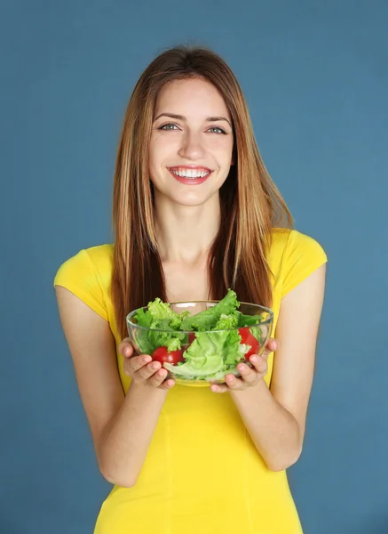 サラダのボウルを持つ女性 — ストック写真