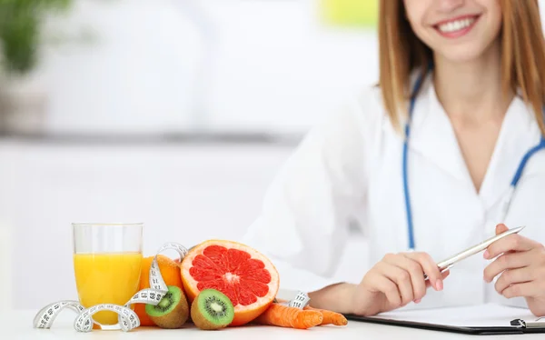 Nutricionista feminina com frutas — Fotografia de Stock