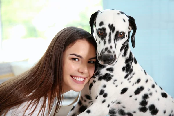 Proprietário com cão dalmatian — Fotografia de Stock