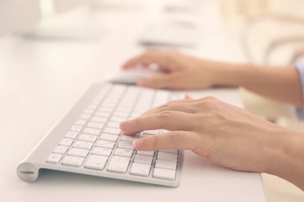 Vrouw werkt op de computer — Stockfoto