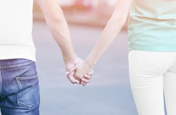 Paar hand in hand — Stockfoto