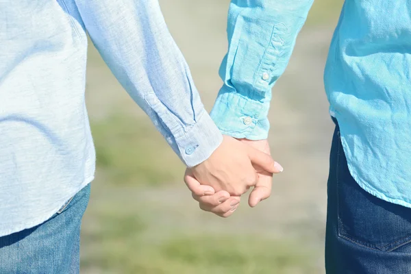 Paar hand in hand — Stockfoto