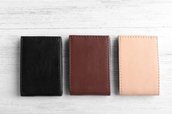 Kožené peněženky na dřevěné pozadí — Stock fotografie