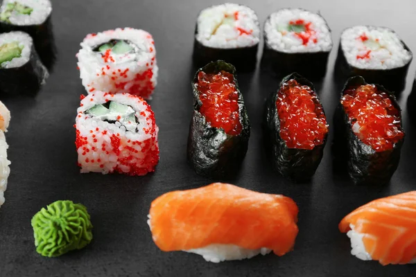 Sushi na ciemnym tle — Zdjęcie stockowe