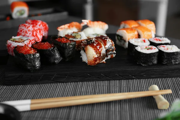 Sushi na desce — Zdjęcie stockowe