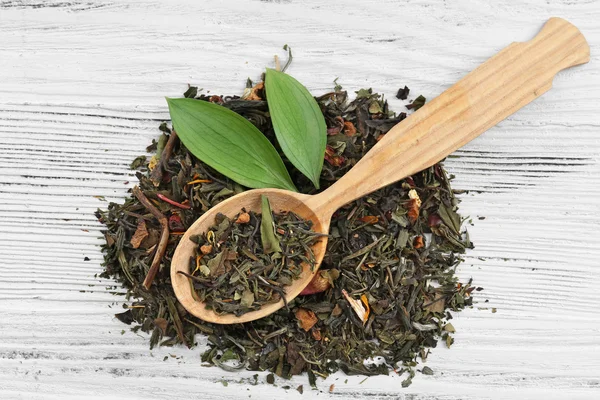 Black tea in spoon — Stock Photo, Image