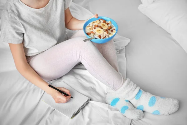 Frau frühstückt gesund — Stockfoto