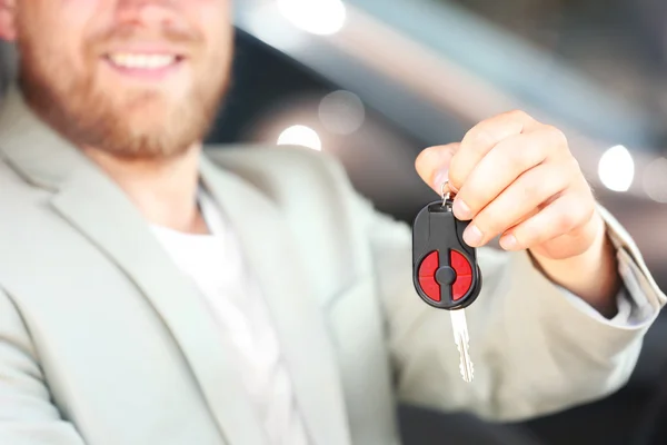 Человек держит ключ от машины — стоковое фото