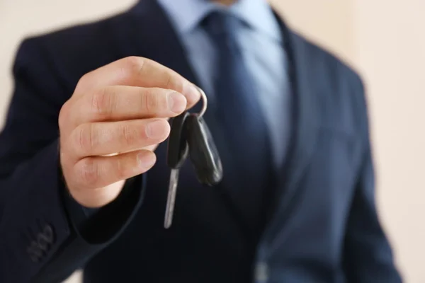 Mano masculina con primer plano de la llave del coche — Foto de Stock