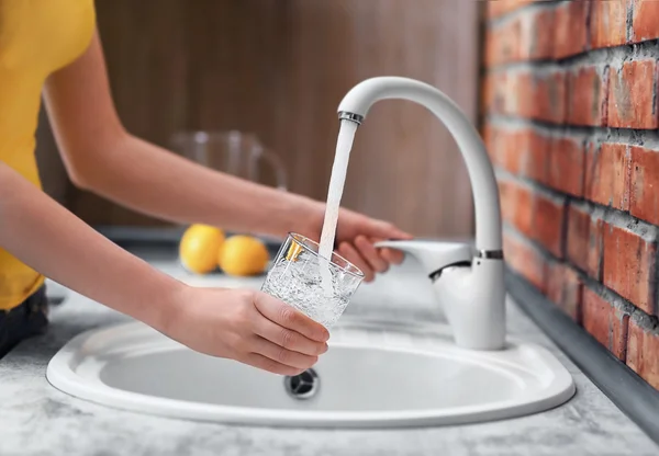 Mains féminines versant de l'eau — Photo