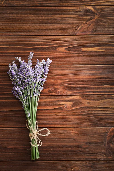 Manojo de lavanda en la mesa —  Fotos de Stock