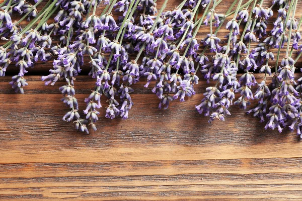 Manojo de lavanda en la mesa —  Fotos de Stock