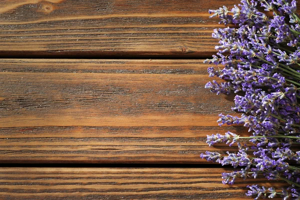 Manojo de lavanda en la mesa —  Fotos de Stock