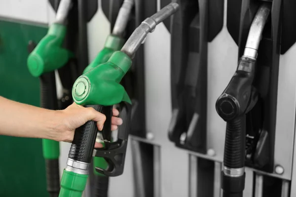 Zöld pisztoly a benzinkút — Stock Fotó