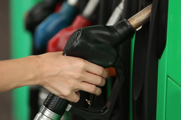 Zöld pisztoly a benzinkút — Stock Fotó