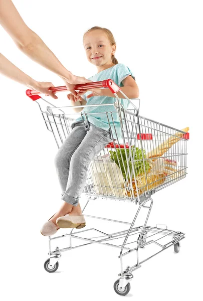Alışveriş sepeti içinde oturan sevimli kız — Stok fotoğraf
