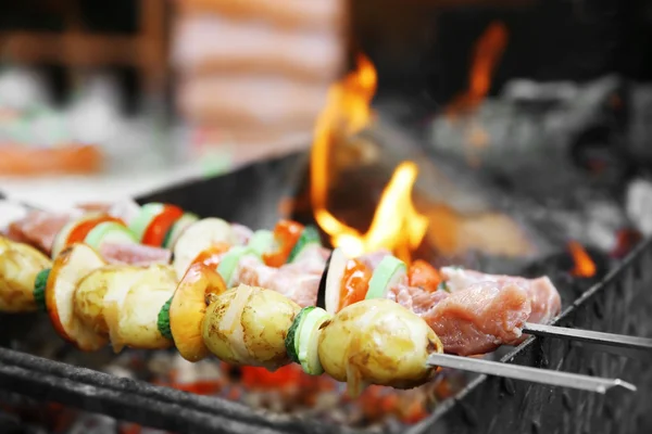 Свежий барбекю в огне — стоковое фото