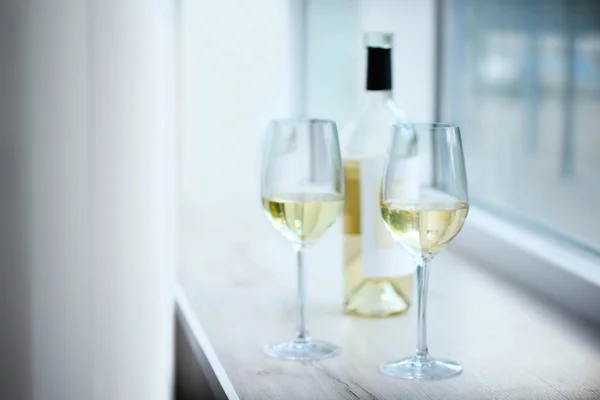 Vasos de vino en alféizar de ventana — Foto de Stock