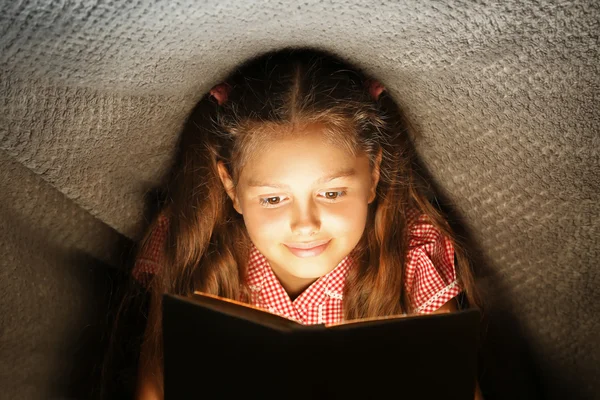 Schattig meisje lezen boek — Stockfoto