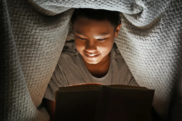 Симпатичный мальчик, читающий книгу — стоковое фото