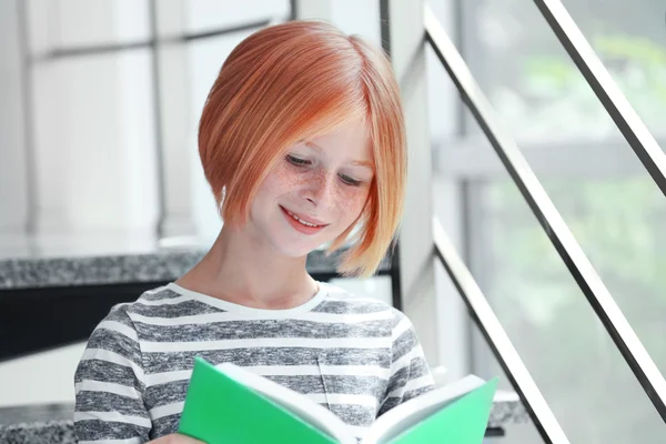 Bonito livro de leitura menina — Fotografia de Stock