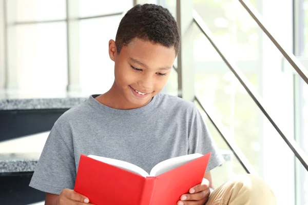 Schattig jongen lezen boek — Stockfoto