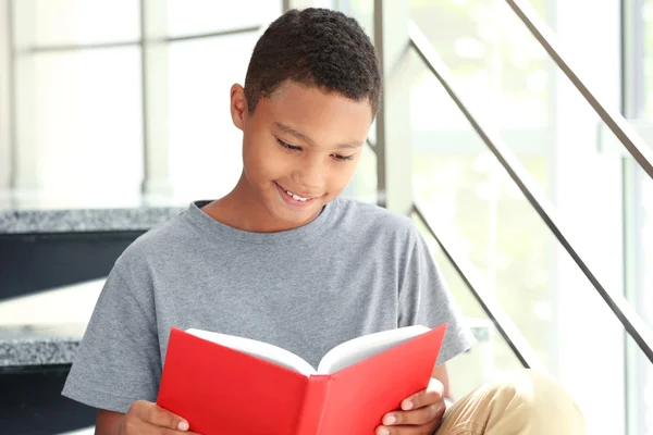 Niedlicher Junge liest Buch — Stockfoto