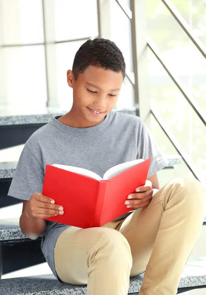 Niedlicher Junge liest Buch — Stockfoto