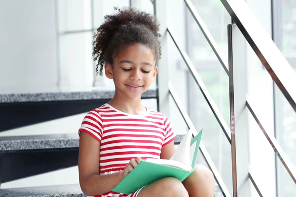 Schattig meisje lezen boek — Stockfoto